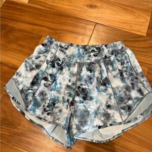Lululemon speed up 4 inch shorts size 6 Women's Blue Patterned Shorts